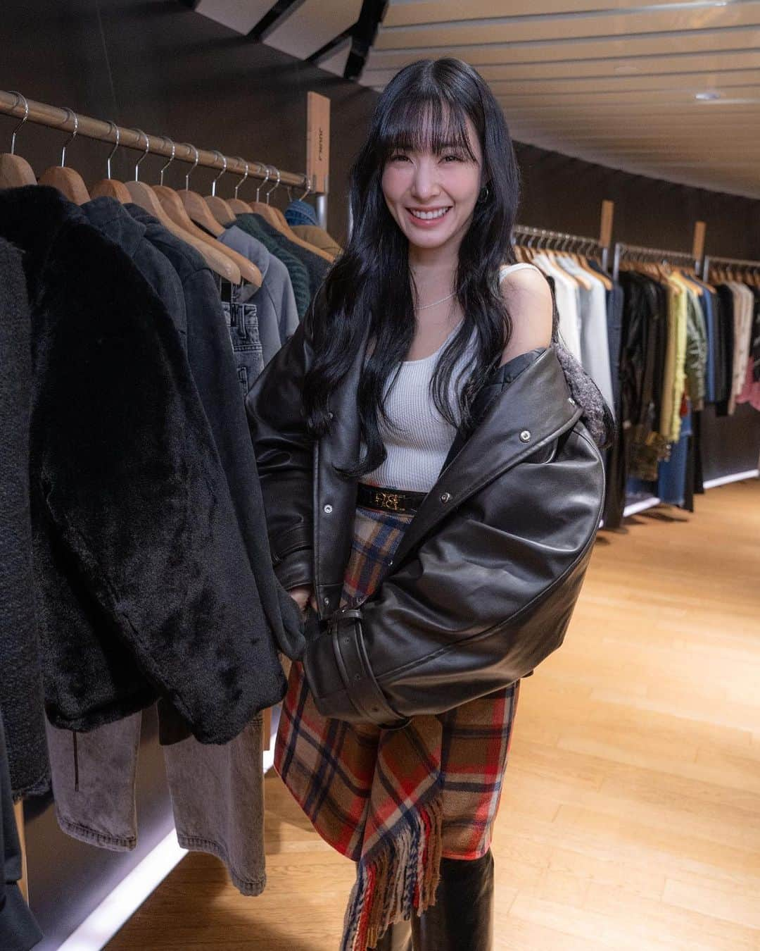 I.T IS INSPIRATIONのインスタグラム：「Thank you @tiffanyyoungofficial for visiting I.T Hysan One and wearing BAPY®️ Fall/Winter 2023 Collection.  Don’t miss out on her styling board in our story highlights!    #ithk #iteshop #tiffanyyoung #bapy」