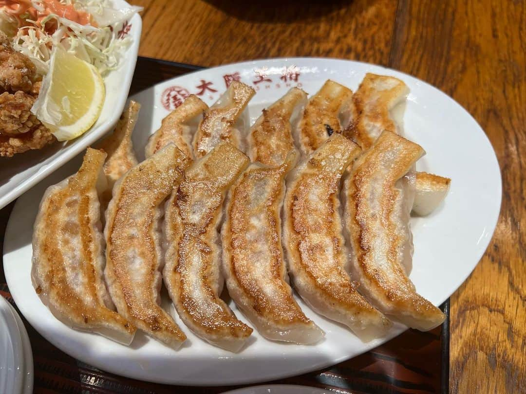 あこさんのインスタグラム写真 - (あこInstagram)「大阪王将さん🥟 炒飯と唐揚げと餃子！リーズナブルなのにめちゃくちゃ美味しいから本当大好き🥰期間限定のメニューも毎回楽しみ！！ #大阪王将 #炒飯 #餃子 #唐揚げ #大食い #双子 #はらぺこツインズ #大食い女子 #먹방 #대식가 #먹팔  #먹스타그램 #大胃王 #モッパン #ความตะกละ #Ham ăn #Gula」11月6日 20時14分 - harapeko__ako