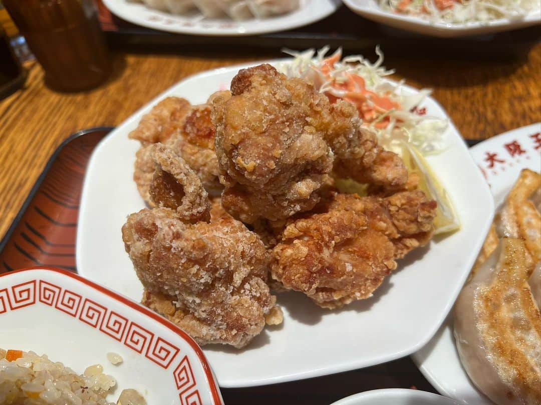 あこさんのインスタグラム写真 - (あこInstagram)「大阪王将さん🥟 炒飯と唐揚げと餃子！リーズナブルなのにめちゃくちゃ美味しいから本当大好き🥰期間限定のメニューも毎回楽しみ！！ #大阪王将 #炒飯 #餃子 #唐揚げ #大食い #双子 #はらぺこツインズ #大食い女子 #먹방 #대식가 #먹팔  #먹스타그램 #大胃王 #モッパン #ความตะกละ #Ham ăn #Gula」11月6日 20時14分 - harapeko__ako