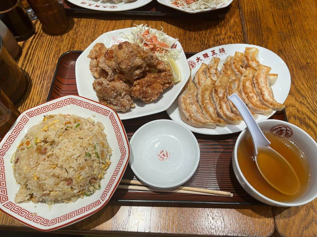 あこのインスタグラム：「大阪王将さん🥟 炒飯と唐揚げと餃子！リーズナブルなのにめちゃくちゃ美味しいから本当大好き🥰期間限定のメニューも毎回楽しみ！！ #大阪王将 #炒飯 #餃子 #唐揚げ #大食い #双子 #はらぺこツインズ #大食い女子 #먹방 #대식가 #먹팔  #먹스타그램 #大胃王 #モッパン #ความตะกละ #Ham ăn #Gula」