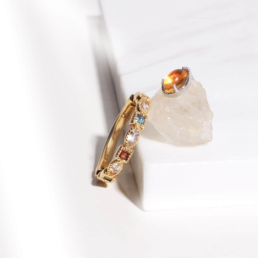 Enasolunaさんのインスタグラム写真 - (EnasolunaInstagram)「November birthstone “CITRINE”  11月の誕生石 イエローやオレンジの温かな色味を持つ“シトリン”。  石言葉は「成功・幸福・希望・社交性」など。  金運アップや商売繁盛への効果を発揮すると信じられ 新しいことを始めたいと考えている方にも最適な石。 心強いお守り代わりになってくれかもしれません。  他にも 前向きな気持ちにしてくれる 人間関係をサポート コミュニケーション能力を高める などともいわれています。  11月誕生日の方へのプレゼントや ご自身のお守りジュエリーとして シトリンのジュエリーを身につけてみてはいかがでしょうか。  #enasoluna #エナソルーナ #jewelry #novemberbirthstone #citrine #birthstone #gemstone #11月誕生石 #シトリン #天然石ジュエリー #お守りジュエリー」11月6日 20時14分 - enasoluna_official