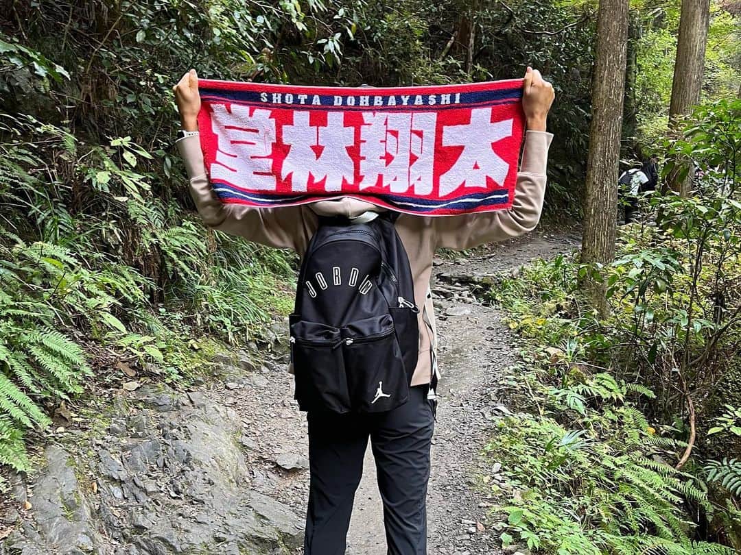 二宮真琴さんのインスタグラム写真 - (二宮真琴Instagram)「☆ . 友と山と食に癒された日💚 打ち合わせなしで 持ってきたタオルがこれだったから記念に😂 . #高尾山 #山登り  . #エディオン #EDION #紅菱住建 #ダイヤホーム #サタケ #babolat #バボラ #NBテニスガーデン #tennisplayer #テニス #テニス女子 #ダブルス #二宮真琴」11月6日 20時14分 - makoto_5_tennis