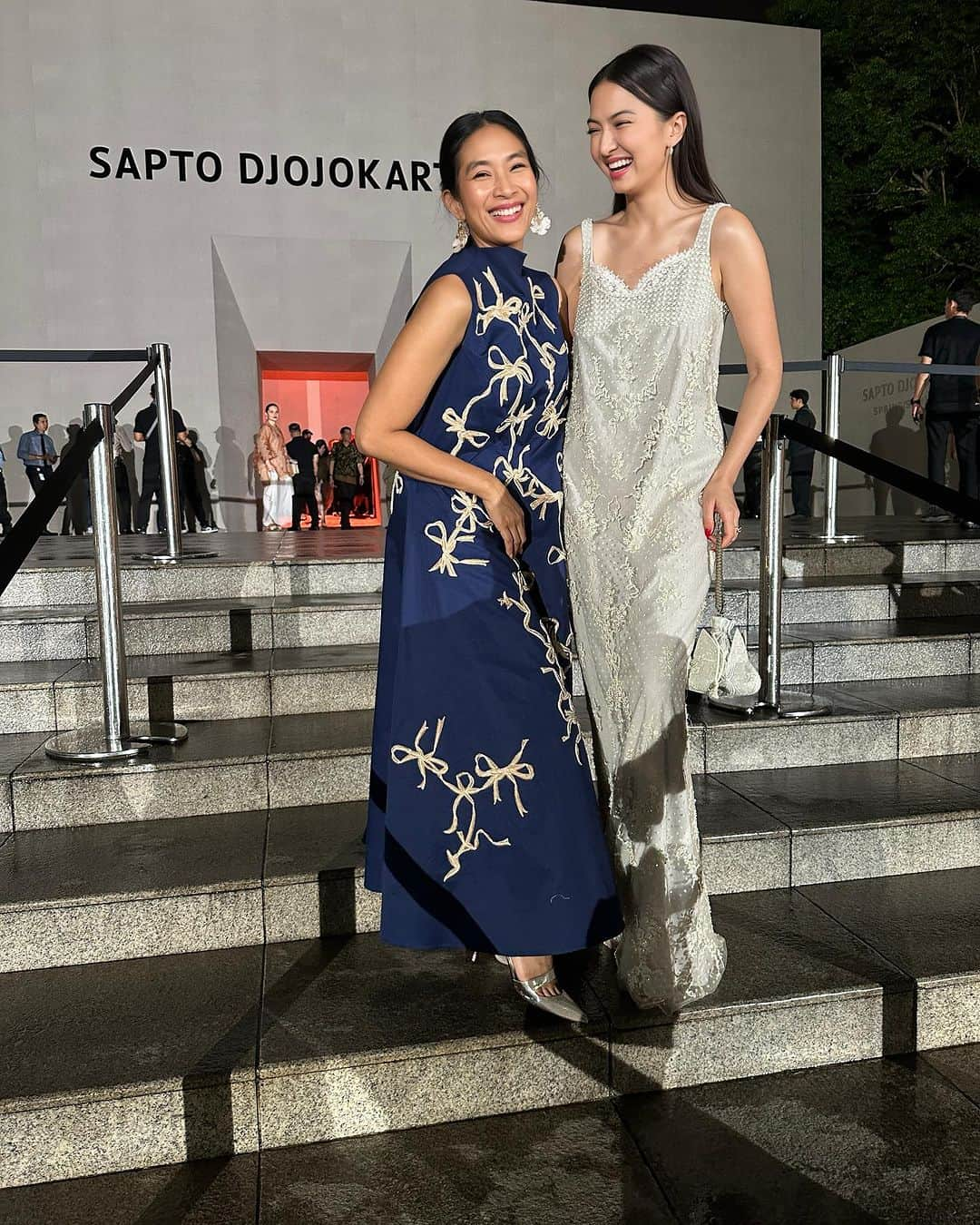 ラライン・シャーさんのインスタグラム写真 - (ラライン・シャーInstagram)「The ethereal world of @saptodjojokartiko stunning venue overflowing with beautiful guests all wrapped in @saptodjojokartiko was truly a magical sight to see!  Master of his craft the show was phenomenal. Impeccable craftsmanship, exquisite embroidery, gorgeous textiles and silhouettes. Modern heritage at its finest. Congratulations ✨✨#saptojoss24」11月6日 20時14分 - ralineshah