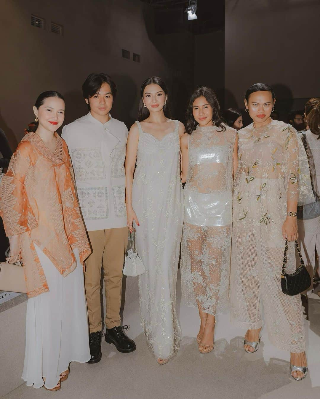 ラライン・シャーさんのインスタグラム写真 - (ラライン・シャーInstagram)「The ethereal world of @saptodjojokartiko stunning venue overflowing with beautiful guests all wrapped in @saptodjojokartiko was truly a magical sight to see!  Master of his craft the show was phenomenal. Impeccable craftsmanship, exquisite embroidery, gorgeous textiles and silhouettes. Modern heritage at its finest. Congratulations ✨✨#saptojoss24」11月6日 20時14分 - ralineshah