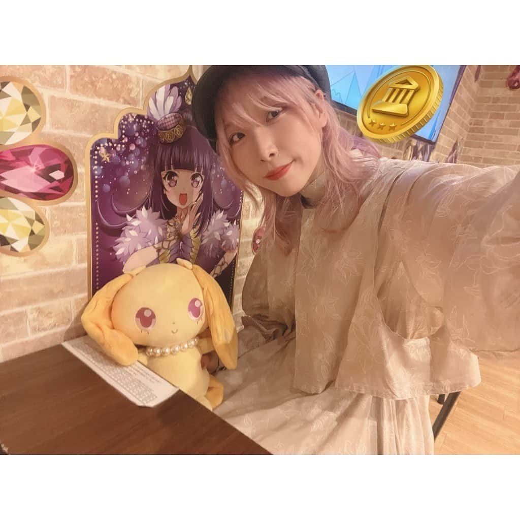 朝日奈丸佳さんのインスタグラム写真 - (朝日奈丸佳Instagram)「エヴァーゴールドカフェ、行ってきました！💰  ポワちゃんと二人でたのしんだよ🐶 メニューもリッチでゴージャスでとても美味しかった…！ エヴァーゴールドにスポットを当てていただけて嬉しいなぁ。空間もメニューもエヴァゴ一色でときめきが止まらなかったよ〜〜〜！  しゅうか初登場時のアニメがちょうど流れてて、なんだかすごく懐かしかった…☺️  大阪は明日まで、東京は14日までなのでぜひ遊びに行って下さいね〜🌟  (サイン書かせていただいたのだけど、誤字ってます…へへ……)(ごまかせてない)   #アモカフェ  #amocafe  #プリパラ  #アドパラ  #エヴァーゴールド」11月6日 20時15分 - madoka_maru_hina