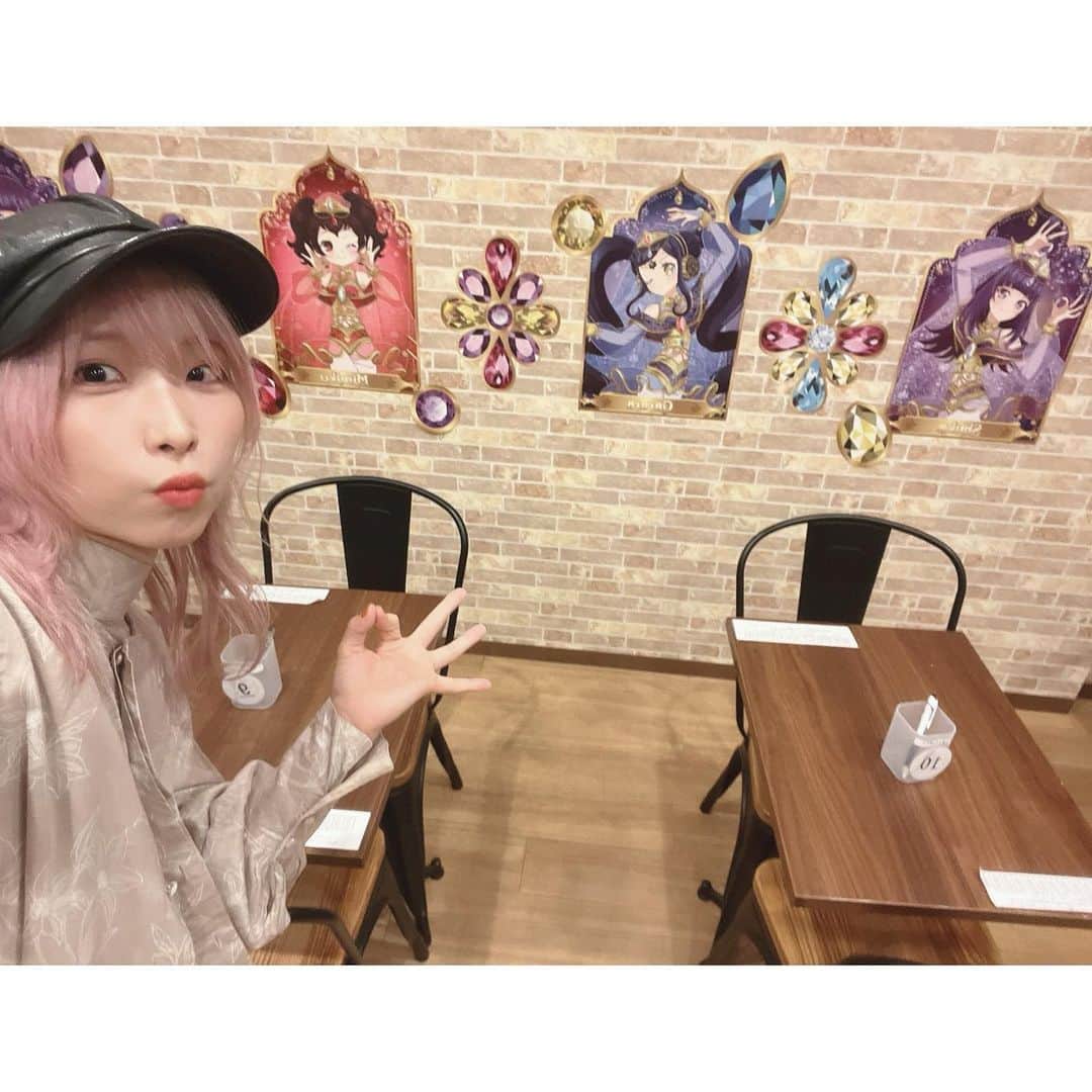 朝日奈丸佳のインスタグラム：「エヴァーゴールドカフェ、行ってきました！💰  ポワちゃんと二人でたのしんだよ🐶 メニューもリッチでゴージャスでとても美味しかった…！ エヴァーゴールドにスポットを当てていただけて嬉しいなぁ。空間もメニューもエヴァゴ一色でときめきが止まらなかったよ〜〜〜！  しゅうか初登場時のアニメがちょうど流れてて、なんだかすごく懐かしかった…☺️  大阪は明日まで、東京は14日までなのでぜひ遊びに行って下さいね〜🌟  (サイン書かせていただいたのだけど、誤字ってます…へへ……)(ごまかせてない)   #アモカフェ  #amocafe  #プリパラ  #アドパラ  #エヴァーゴールド」