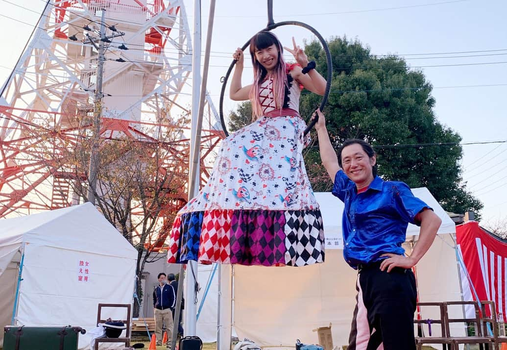 荒木巴さんのインスタグラム写真 - (荒木巴Instagram)「昨日は栃木県宇都宮八幡山公園のお祭りでマジックでした。 ご覧いただいた皆様、ありがとうございました。 写真はハッピーメリーサーカスさんのエアリアルではしゃいでいるところ。 ご一緒した皆様と😊 充実の3連休でした😊  #栃木県  #宇都宮  #八幡山公園  #八幡山公園まつり  #大道芸  #マジシャン  #女性マジシャン  #荒木巴」11月6日 20時15分 - tomoearaki