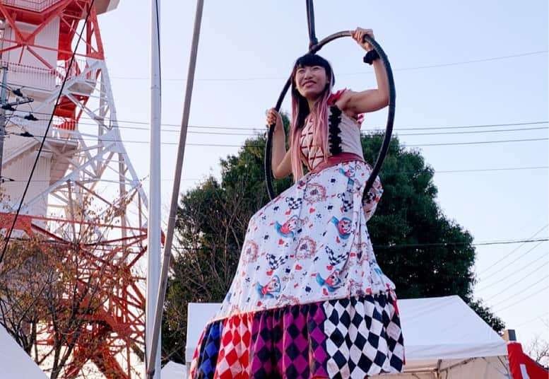 荒木巴さんのインスタグラム写真 - (荒木巴Instagram)「昨日は栃木県宇都宮八幡山公園のお祭りでマジックでした。 ご覧いただいた皆様、ありがとうございました。 写真はハッピーメリーサーカスさんのエアリアルではしゃいでいるところ。 ご一緒した皆様と😊 充実の3連休でした😊  #栃木県  #宇都宮  #八幡山公園  #八幡山公園まつり  #大道芸  #マジシャン  #女性マジシャン  #荒木巴」11月6日 20時15分 - tomoearaki