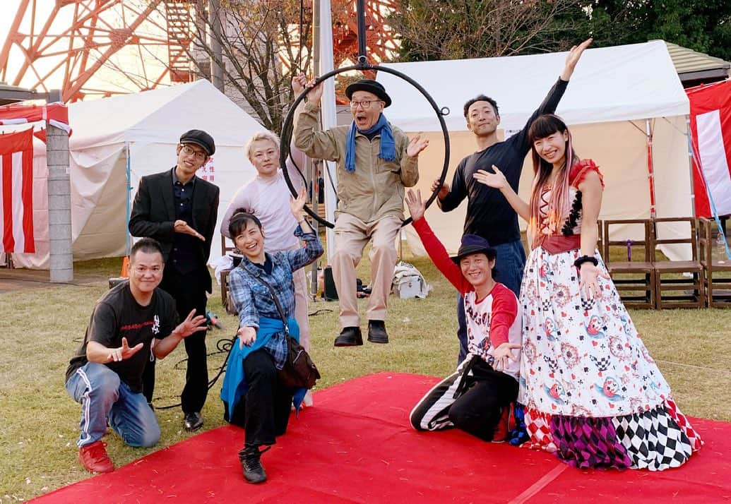 荒木巴のインスタグラム：「昨日は栃木県宇都宮八幡山公園のお祭りでマジックでした。 ご覧いただいた皆様、ありがとうございました。 写真はハッピーメリーサーカスさんのエアリアルではしゃいでいるところ。 ご一緒した皆様と😊 充実の3連休でした😊  #栃木県  #宇都宮  #八幡山公園  #八幡山公園まつり  #大道芸  #マジシャン  #女性マジシャン  #荒木巴」