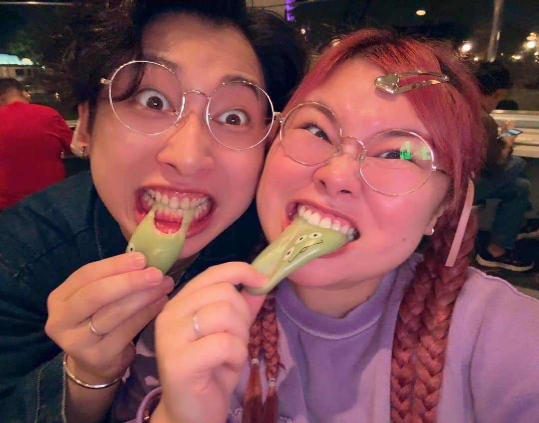 あさひさんのインスタグラム写真 - (あさひInstagram)「リトルグリーまんホンマに美味くない？？😂 写真も映えるからいいよね？？？？映てるよね？うちらが1番かあいいよね！wwwwwww   #ディズニー  #夫婦  #うちら  #が  #一番  #かわいい   #うらん  #肉まん  #8個  #は  #食べてた  #それでも  #すき   #メガネ  #かわちい」11月6日 20時15分 - asahi1114da