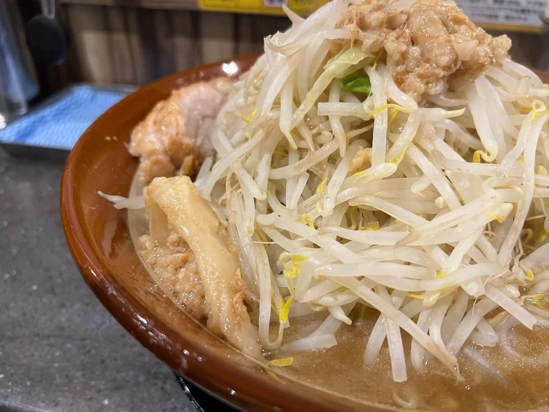 かこさんのインスタグラム写真 - (かこInstagram)「豚山さん🐷 麺増し×2、野菜アブラマシマシ！！本当に定期的に食べたくなる味。中毒性すごい😇✨ #豚山 #ラーメン豚山 #ラーメン #二郎系ラーメン #二郎系 #ramen #大食い #はらぺこツインズ #双子 #먹방 #대식가 #먹팔 #먹팔해요 #먹스타그램 #대식가 #mukbank #大胃王 #モッパン #ความตะกละ  #Gula」11月6日 20時16分 - harapeko__kako