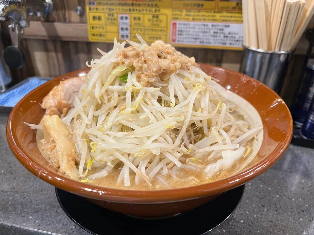 かこのインスタグラム：「豚山さん🐷 麺増し×2、野菜アブラマシマシ！！本当に定期的に食べたくなる味。中毒性すごい😇✨ #豚山 #ラーメン豚山 #ラーメン #二郎系ラーメン #二郎系 #ramen #大食い #はらぺこツインズ #双子 #먹방 #대식가 #먹팔 #먹팔해요 #먹스타그램 #대식가 #mukbank #大胃王 #モッパン #ความตะกละ  #Gula」