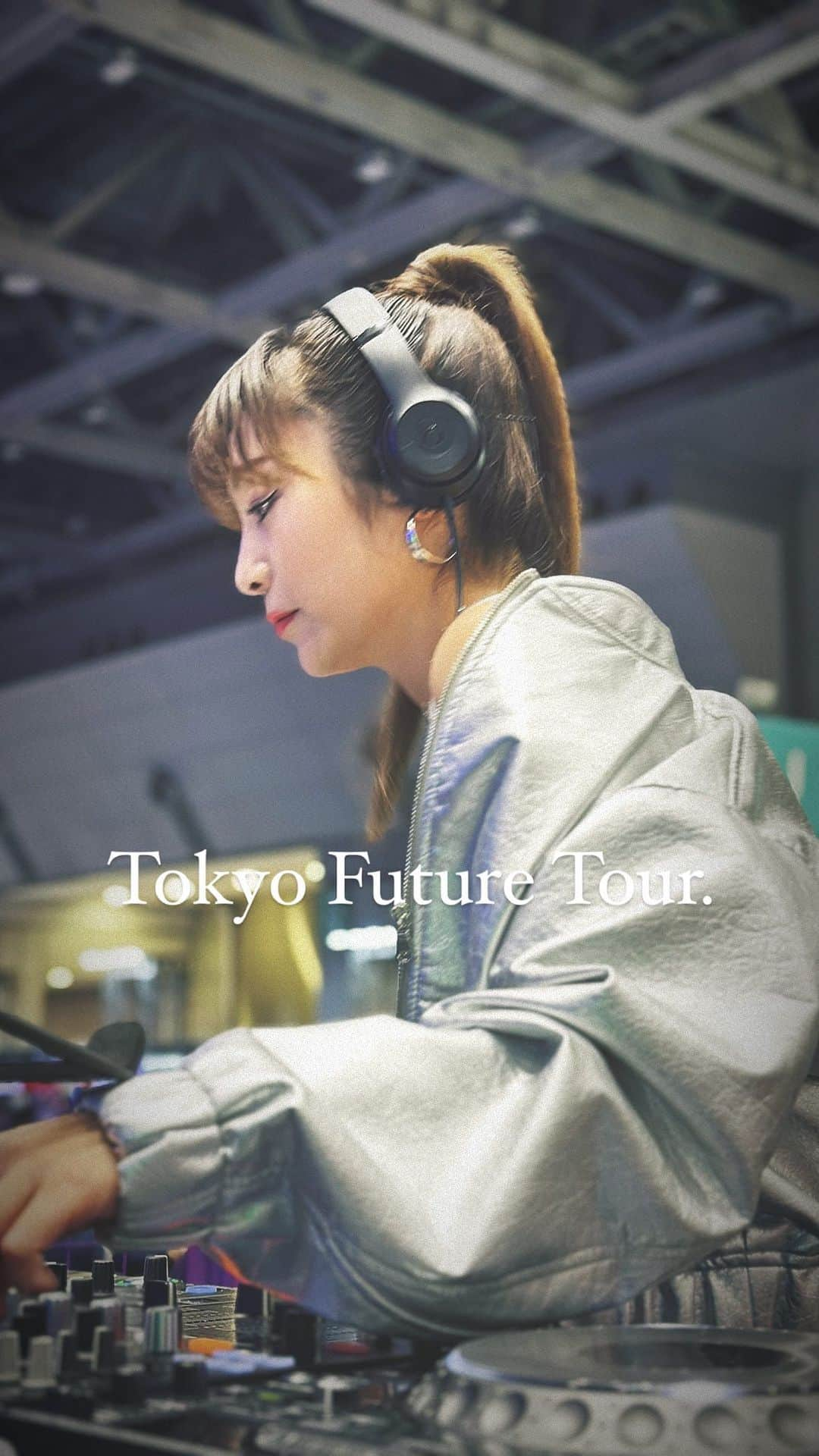 畑中奈緒美のインスタグラム：「• JAPAN MOBILITY SHOW2023  Tokyo Future Tour. 『未来』をテーマにDJとして参加させていただきました。  1時間に1回、10分間のショータイムのDJとゆう特殊なDJのお仕事でしたが、 この10分とゆう短い時間の中で 出演者の皆さん、スタッフの皆さん、出展者さん みんなで力を合わせて一つの空間を作れた事が 何よりも本当に楽しかったです。  回を重ねるごとに他の出演者さんとの息も合ってきて みんなで一つの空間を作り上げている喜びを感じながらDJさせていただきました。  こういったイベントでのDJは久しぶりでしたが、色んな感覚が蘇ってきて 空間作りってやっぱり楽しいなって思いました。  愛溢れる皆様と一緒にお仕事できた事、 心から感謝です🫶🏼🩶  #dj #music #japanmobilityshow2023」