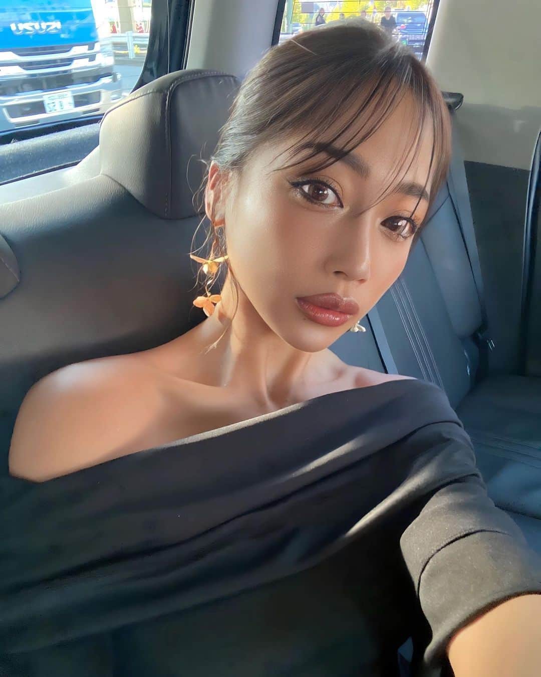 米山妃利のインスタグラム：「タイトかつシンプルなお呼ばれコーデ 🐦‍⬛❥ アクセはゴールドで大人っぽく👐🏽 . 暗髪好評すぎてめちゃくっちゃ嬉しい🖤 (けど全然気づいてもらえない😇ばく) . ワンピは @sheinofficial  商品番号: 20155326 SIZE: S(4) . ご参考までに☑️ . #お呼ばれコーデ#パーティードレス」