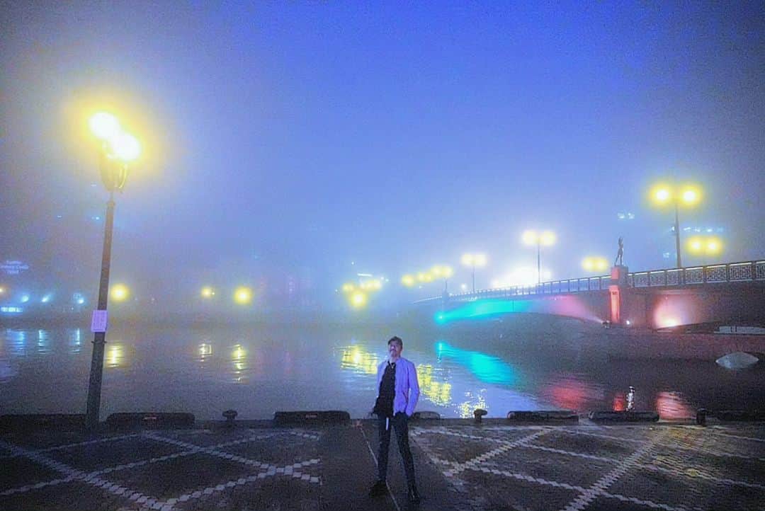 谷中敦のインスタグラム：「釧路の幣舞橋。霧がかった宵の色彩に包まれて陶酔しました。明日のライブが楽しみです。#selfie」