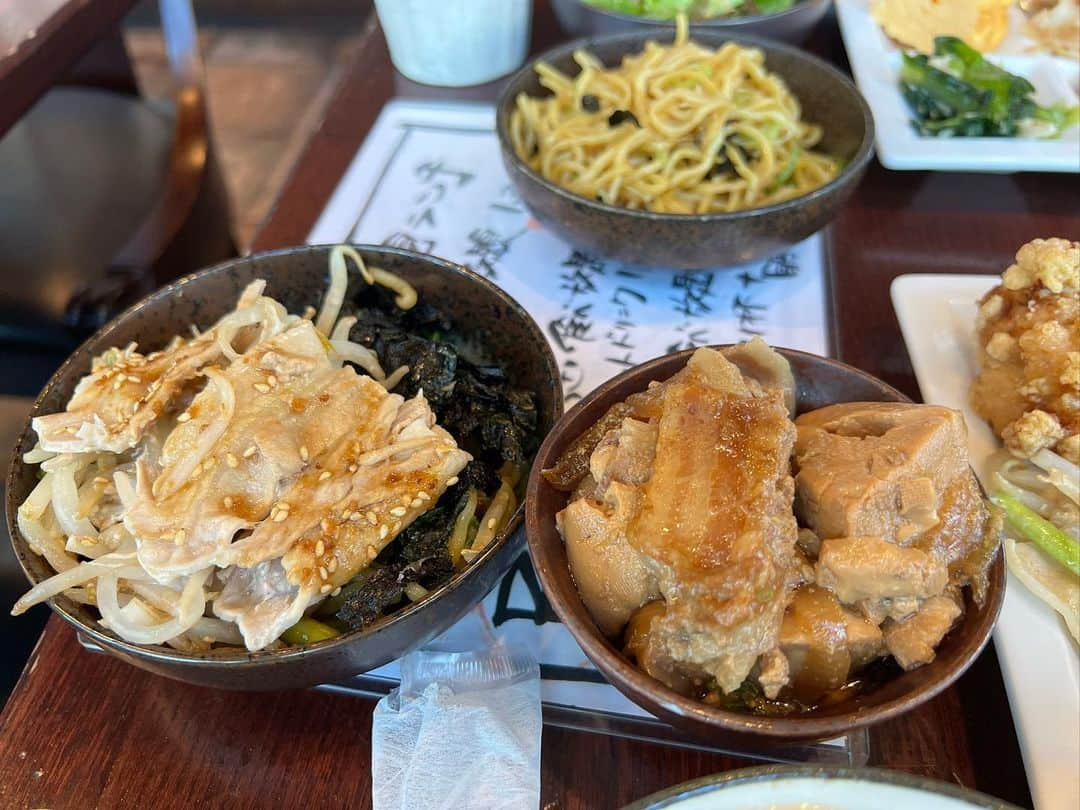 あこさんのインスタグラム写真 - (あこInstagram)「渋谷でおばんざい食べ放題のお店『もつ吉』さん！結構前に行ったんやけどここずっと行ってみたくて、ローストビーフとかも食べ放題😍あとおばんざいがめちゃくちゃ美味しいし他のメニューも美味しかった☺️💕味とか染み染み😍 #もつ吉 #渋谷グルメ #大食い #双子 #はらぺこツインズ #大食い女子 #먹방 #대식가 #먹팔  #먹스타그램 #大胃王 #モッパン #ความตะกละ #Ham ăn #Gula」11月6日 20時17分 - harapeko__ako