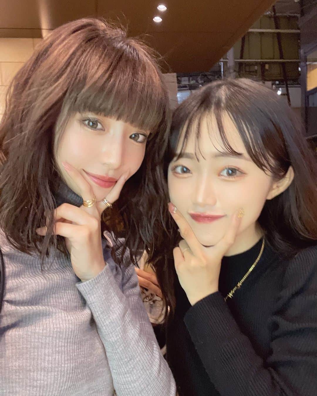 荻野由佳のインスタグラム：「久しぶりー！ 卒業おめ！！！😽 2人でティーしてたらNACK5のスタッフさんと昨日ぶりに偶然遭遇して、元々AKBのスタッフさんとも遭遇して (全て同じ場所) なんか凄かった。🤣」