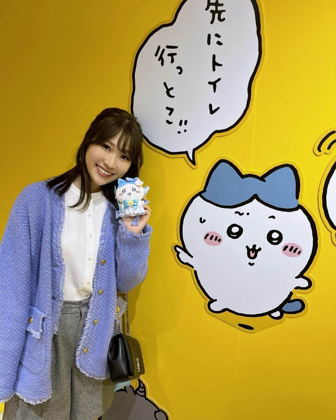 足の裏さんのインスタグラム写真 - (足の裏Instagram)「#ナガノ展 🤍  ※東京でも開催されるので、これから行く予定の方は写真をスクロールしない方が楽しめると思います！  ハチワレカラーコーデで行ってきました🙆‍♂️💙  青いの @unitedarrows_official  ブラウス多分 @archives__official  ズボン @gu_for_all_  ブーツ @shein_japan   ポケカのイラストも描いたことのあるナガノ先生の原画をみることができて感動！！  原画をみている人たちみんなが幸せそうに笑っていて、絵がうまいって素敵だなーと改めて思いました！  私も日々ちいかわたちに癒されています🫧 特にハチワレをみると心がほわーんとします！！！  超まじかるも今回もお土産を買いすぎてしまったので、お仕事をさらに頑張ります🫶  #推し活 #ちい活 #ハチワレ #浜松」11月6日 20時18分 - ashiura.163
