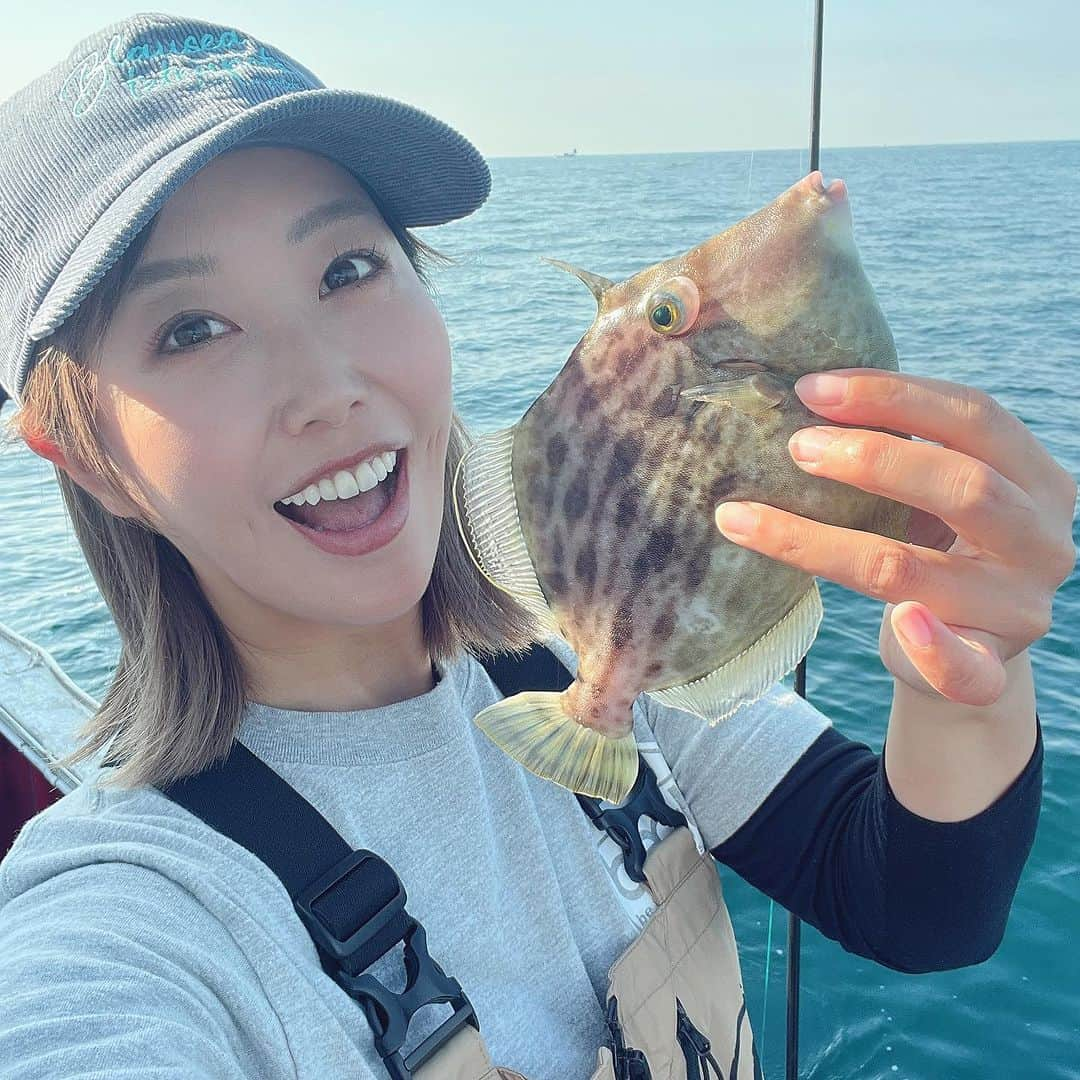 蒼井さやさんのインスタグラム写真 - (蒼井さやInstagram)「先日カワハギ釣りに行ってきました😊 お世話になったのは和歌山の【あしのや丸】さん。 約1年ぶりのカワハギ釣り、シーズンになると釣りたくて釣りたくてウズウズしてしまう大好きな釣り🤗 この日は連休ということもあって船は満船。 夏日に近い気候で、気付いたら着ていた服を3枚も脱いでたww ・ ・ ・ カワハギのアタリは本当に繊細で、竿先と手感度でアタリを取って即アワセするんだけど、これがスカばっかりくらうだわ🤣でもそれが逆にムキになっちゃうねんなー 色々と自分なりに餌の付け方とか誘い方、掛け方とか試行錯誤してみて気付いたら43匹、なんと竿頭いただきました🤣🤣🤣 まぐれ？！神？！ なんかよく分からんけどめっちゃ楽しかったし、またすぐ行きたい🥳あっストーリーズでもみんなに聞いてた初めて釣ったかわい子ちゃんは、オキゴンベイって名前の南国の魚でした🌺 カワハギシーズン長いしまだ何回か行けそう♥️ふふふ ・ ・ ・ 釣ったカワハギはいつも美味しく調理してくれるお店へ持っていき、肝醤油でお刺身と、ブイヤベースをご馳走になりました😋✨️もうめちゃくちゃ美味しかった🥰 ご馳走様でしたー！！ ・ ・ ・ 【あしのや丸】 〒643-0005 和歌山県有田郡湯浅町楢原848 0737-62-2271 ・ ・ ・ 【SAYA's TACKLE】 ロッド▶︎DAIWA 極鋭 KAWAHAGI RedTune AGS BOTTOM リール▶︎SHIMANO Barchetta 200HG ライン▶︎VARIVAS V8 PE0.6号 リーダー▶︎VARIVAS ショックリーダー フロロカーボン12lb 仕掛け▶︎DAIWA 快適カワハギ ワンデイパックSS(パワースピード6.5号) 替え針▶︎DAIWA カワハギ糸付き25SSロング10cm/針7号 オモリ▶︎30号 ・ ・ ・  #カワハギ釣り  #あしのや丸  #釣り  #釣り女子  #Fishing  #fishinglife  #Fishinggirl  #最後の写真のカワハギの顔がお気に入り」11月6日 20時18分 - saya.aoi