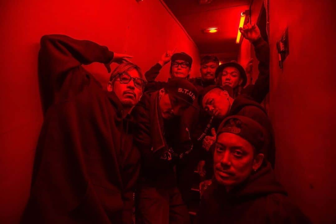 TEEDAのインスタグラム：「We played the show first time as “S.T.U.W” last night at “Bump on da style” It was great night! And I’m looking forward to next show!  昨日はバンプにて初のS.T.U.WとしてのLIVEだったけど、めっちゃ良かった！！ 次のLIVEが楽しみだ🔥  Photo by @nobbie5884   #stuw #teeda #shinnosuke_rookiez #uz_spyair #big_kit_kat #ryota #icchan #kei」