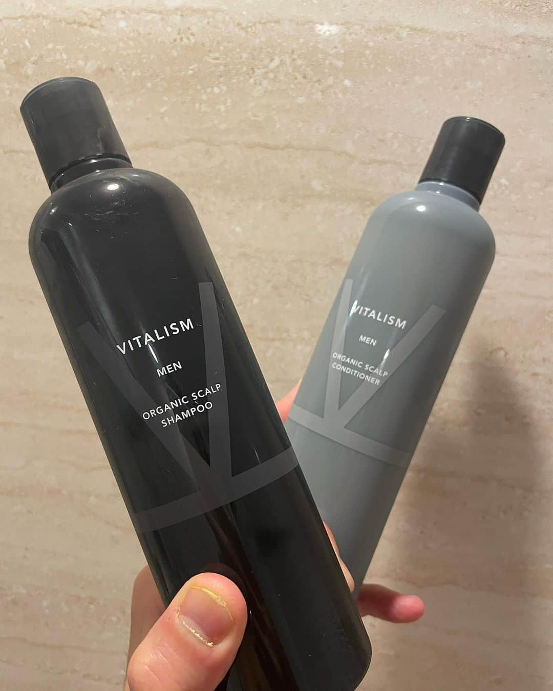 新井章太のインスタグラム：「🛁VITALISM🛁  メンズシャンプーをいただきました✨ スカルプシャンプーとは思えないくらい泡立ちが良く、洗い上がりもすっきりで頭皮ケアにはもってこいのシャンプーです。  #VITALISM #バイタリズム #VITALISM体驗 #バイタリズム体験 #バイタリズムシャンプー #PR」