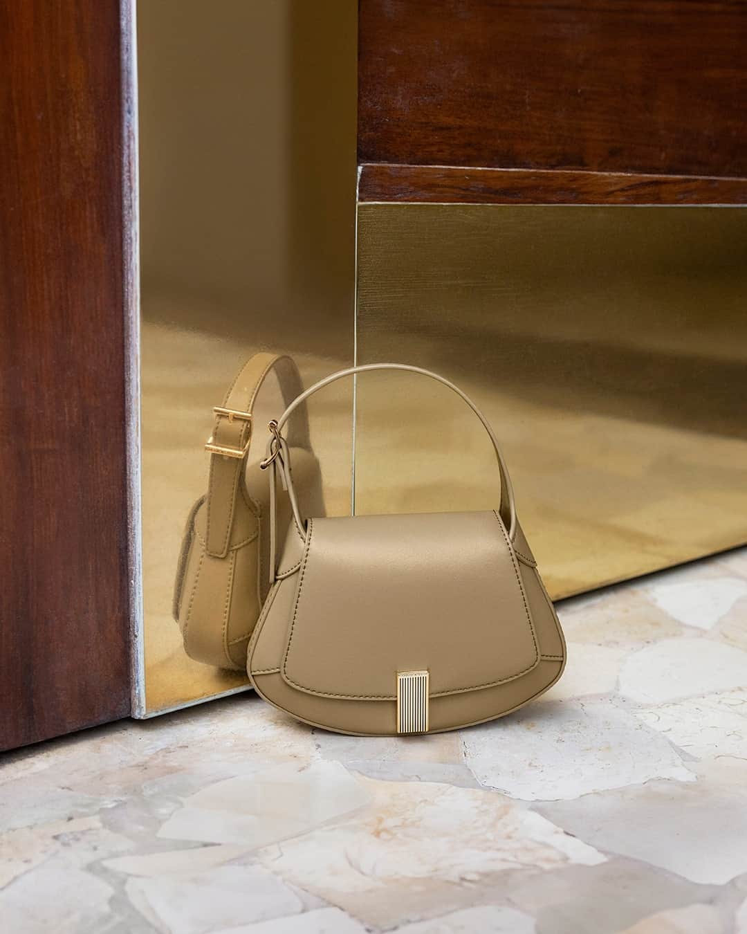 CHARLES & KEITH JAPAN CHARLES & KEITHのインスタグラム：「この冬、Taupeがベーシックカラーの定番に。 ニュートラルトーンがエレガントなスタイルに磨きを。  メタリックアクセント カーブトップハンドルバッグ (Article No. CK2-50782233)  #CharlesKeithFW23  #チャールズアンドキース」