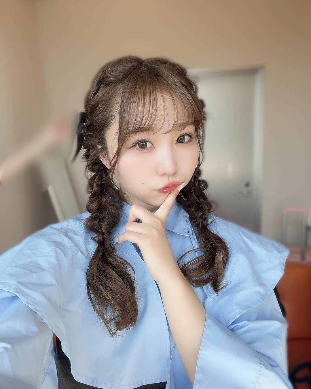 夏井さらのインスタグラム：「🪽💧🫧  ヘアアレンジしてもらったの！♡ ふわふわもこもこでかわいい🎀  まつげは今月も安定の @eyeprolish11 ♡パリジェンヌです！  .  @grandluxe2023 でハーブピーリングもしたよ！🌿 今回は剥離なしにしたからいつかお休み取れる時に剥離ありもやりたいな~！＾＾ 予約時に私の紹介と記載で超低分子美容液が全顔サービスになるみたい！  . . . #フレンチガーリー #フレンチガーリーコーデ #ヘアアレンジ #ガーリーファッション #みつあみアレンジ」