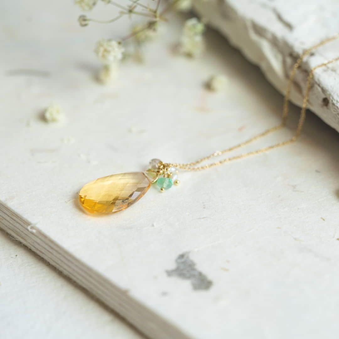 スイート ピーのインスタグラム：「Need to buy a gift for someone with a November birthday?! How about one of the many pieces in our OUTLET that feature Citrine; Novembers birthstone? 🎁  . . . . #madeincamden #femalejeweller #finejewellery #sweetpeajewellery #madeinlondon #recycledgold #18ctgoldjewellery #jewellerydesign #bridaljewellery #fashionjewellery #jewelleryaddict #jewelryaddict  #jewellery #handmade #instagood #instajewelry #handmadejewellery #jewelrygram #finejewelery #jewelleryoutlet #jewelryoutlet #citrinejewellery #citrinejewelry #novemberbirthstone #citrine」