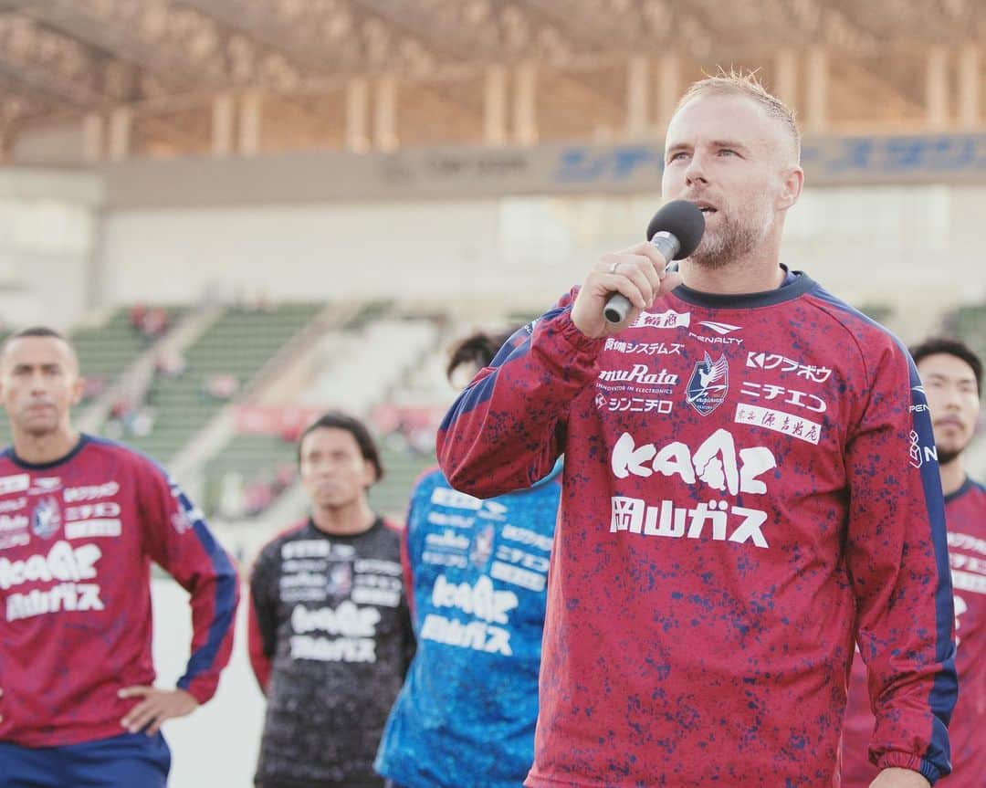 ファジアーノ岡山さんのインスタグラム写真 - (ファジアーノ岡山Instagram)「最終戦セレモニー♥️💙  🗓️𝟝𝕥𝕙 ℕ𝕠𝕧𝕖𝕞𝕓𝕖𝕣 🆚ブラウブリッツ秋田  #岡山秋田  #2023JLeague  #ファジアーノ岡山 #fagianookayama #fagiano #okayama #岡山 #🍑 #🍡 #Jリーグ #jleague #J2  #DAZN #2023 #サッカー #football  #⚽️」11月6日 20時22分 - fagianookayama