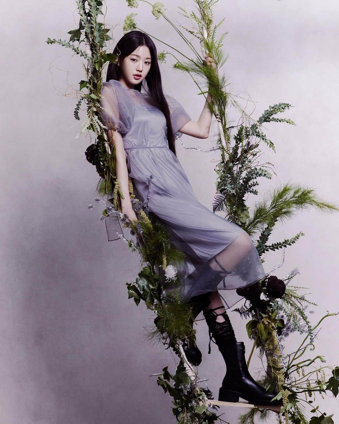 innisfree official (이니스프리) さんのインスタグラム写真 - (innisfree official (이니스프리) Instagram)「#Repost @dazedkorea THE FLORA OF THE NEW ISLE #협찬  @for_everyoung10 @innisfreeofficial  무한한 대자연 속 장원영의 판타지 놀이터. 중력을 거스르는 순간 만끽하는 자유 그리고 이니스프리.   Jang Wonyoung's fantasy playground in the boundless nature. savouring the moments defying gravity, and Innisfree.  Editor Lee Namhoon, Marco Kim  Photography Jang Duckhwa 3D Art Studio L’extreme @studio.lextreme (Park Juwoo) Fashion Park Jiyoung  Hair Harin at Oui Oui Atelier Makeup Yoon Sojeong at Oui Oui Atelier  #이니스프리 #INNISFREE #그린티씨드세럼 #그린티히알루론산세럼 #속건조세럼 #장원영 #JANGWONYOUNG #아이브_장원영  #IVE_JANGWONYOUNG」11月6日 20時23分 - innisfreeofficial