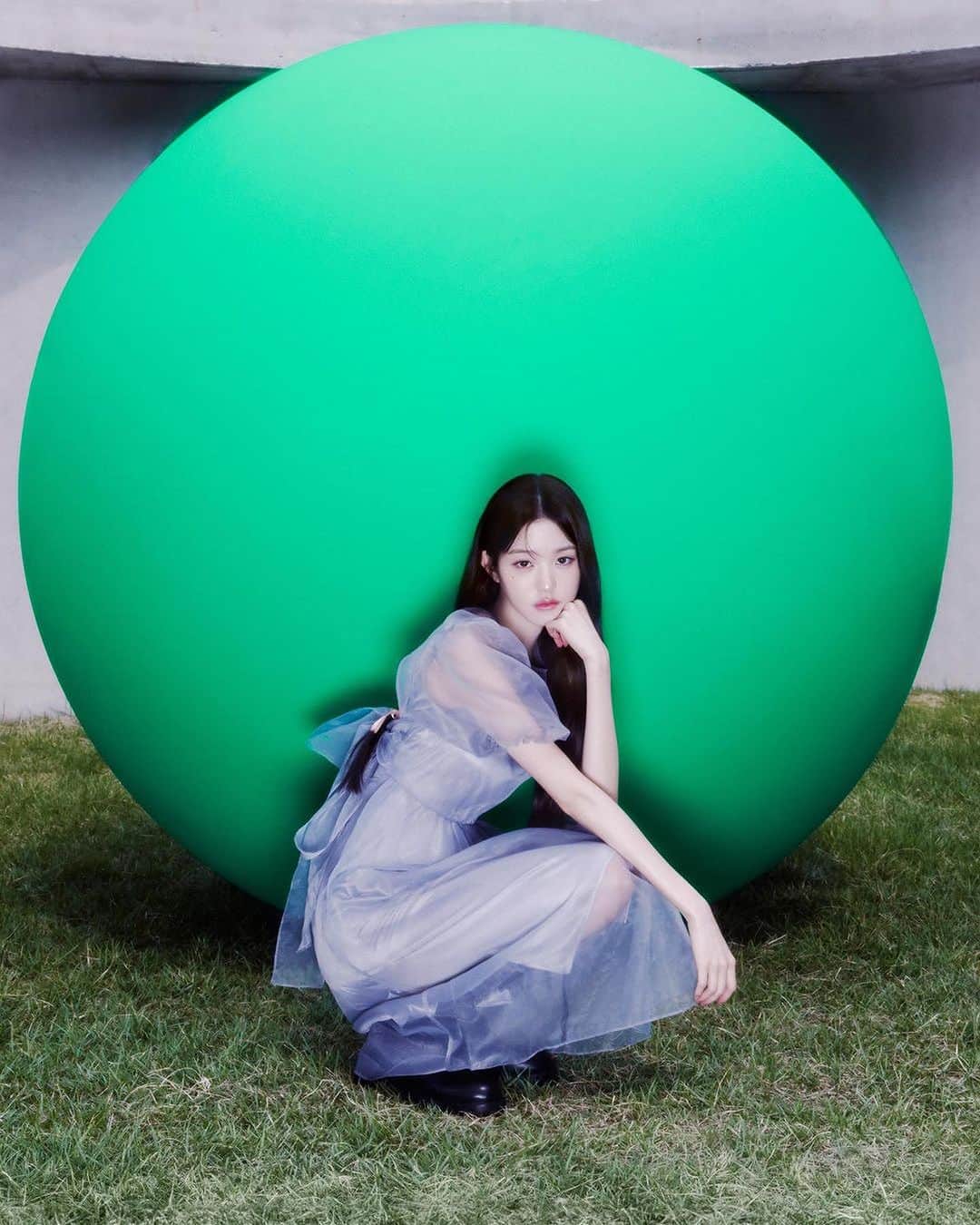 innisfree official (이니스프리) さんのインスタグラム写真 - (innisfree official (이니스프리) Instagram)「#Repost @dazedkorea THE FLORA OF THE NEW ISLE #협찬  @for_everyoung10 @innisfreeofficial  무한한 대자연 속 장원영의 판타지 놀이터. 중력을 거스르는 순간 만끽하는 자유 그리고 이니스프리.   Jang Wonyoung's fantasy playground in the boundless nature. savouring the moments defying gravity, and Innisfree.  Editor Lee Namhoon, Marco Kim  Photography Jang Duckhwa 3D Art Studio L’extreme @studio.lextreme (Park Juwoo) Fashion Park Jiyoung  Hair Harin at Oui Oui Atelier Makeup Yoon Sojeong at Oui Oui Atelier  #이니스프리 #INNISFREE #그린티씨드세럼 #그린티히알루론산세럼 #속건조세럼 #장원영 #JANGWONYOUNG #아이브_장원영  #IVE_JANGWONYOUNG」11月6日 20時23分 - innisfreeofficial