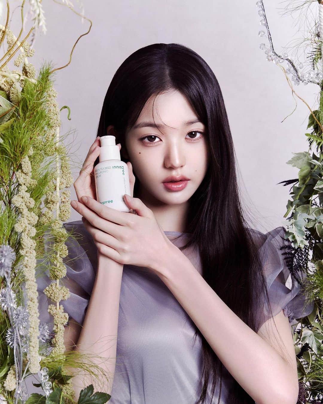 innisfree official (이니스프리) さんのインスタグラム写真 - (innisfree official (이니스프리) Instagram)「#Repost @dazedkorea THE FLORA OF THE NEW ISLE #협찬  @for_everyoung10 @innisfreeofficial  무한한 대자연 속 장원영의 판타지 놀이터. 중력을 거스르는 순간 만끽하는 자유 그리고 이니스프리.   Jang Wonyoung's fantasy playground in the boundless nature. savouring the moments defying gravity, and Innisfree.  Editor Lee Namhoon, Marco Kim  Photography Jang Duckhwa 3D Art Studio L’extreme @studio.lextreme (Park Juwoo) Fashion Park Jiyoung  Hair Harin at Oui Oui Atelier Makeup Yoon Sojeong at Oui Oui Atelier  #이니스프리 #INNISFREE #그린티씨드세럼 #그린티히알루론산세럼 #속건조세럼 #장원영 #JANGWONYOUNG #아이브_장원영  #IVE_JANGWONYOUNG」11月6日 20時23分 - innisfreeofficial