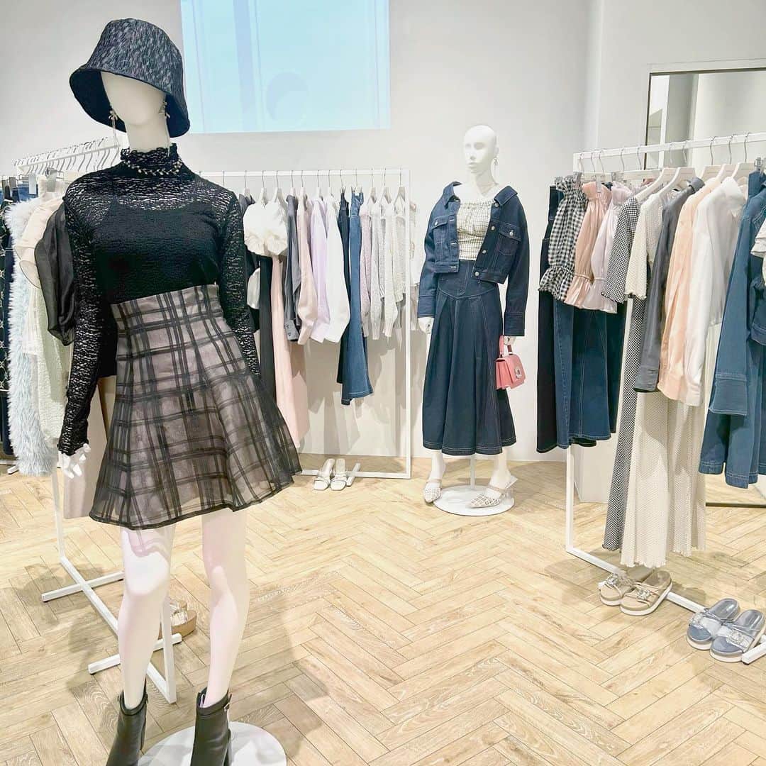 MERCURYDUOのインスタグラム：「《 INFO 》 ⁡ ／ 　2024 SPRING item release! ＼ ⁡ ⁡ 2024 SSアイテム初公開！ 予約受付開始しました✔︎ ⁡ ⁡ ⁡ 詳細は @mercuryduo_comの トップURLからCHECK！ ⁡ ⁡ ⁡ ⁡ ＿＿＿＿＿＿＿＿＿＿＿＿＿＿ ㅤ ⁡ 人気スタッフのコーディネートはこちら ▶︎ @mercuryduo_styling  ⁡ #MERCURYDUO #マーキュリーデュオ #公式通販runwaychannel ⁡ ＿＿＿＿＿＿＿＿＿＿＿＿＿＿ ㅤㅤ #大人可愛いコーデ#大人フェミニンコーデ #olコーデ#デートコーデ#モテコーデ #きれいめコーデ#トレンド#カラーコーデ #大人可愛い#大人フェミニン#2024ss」
