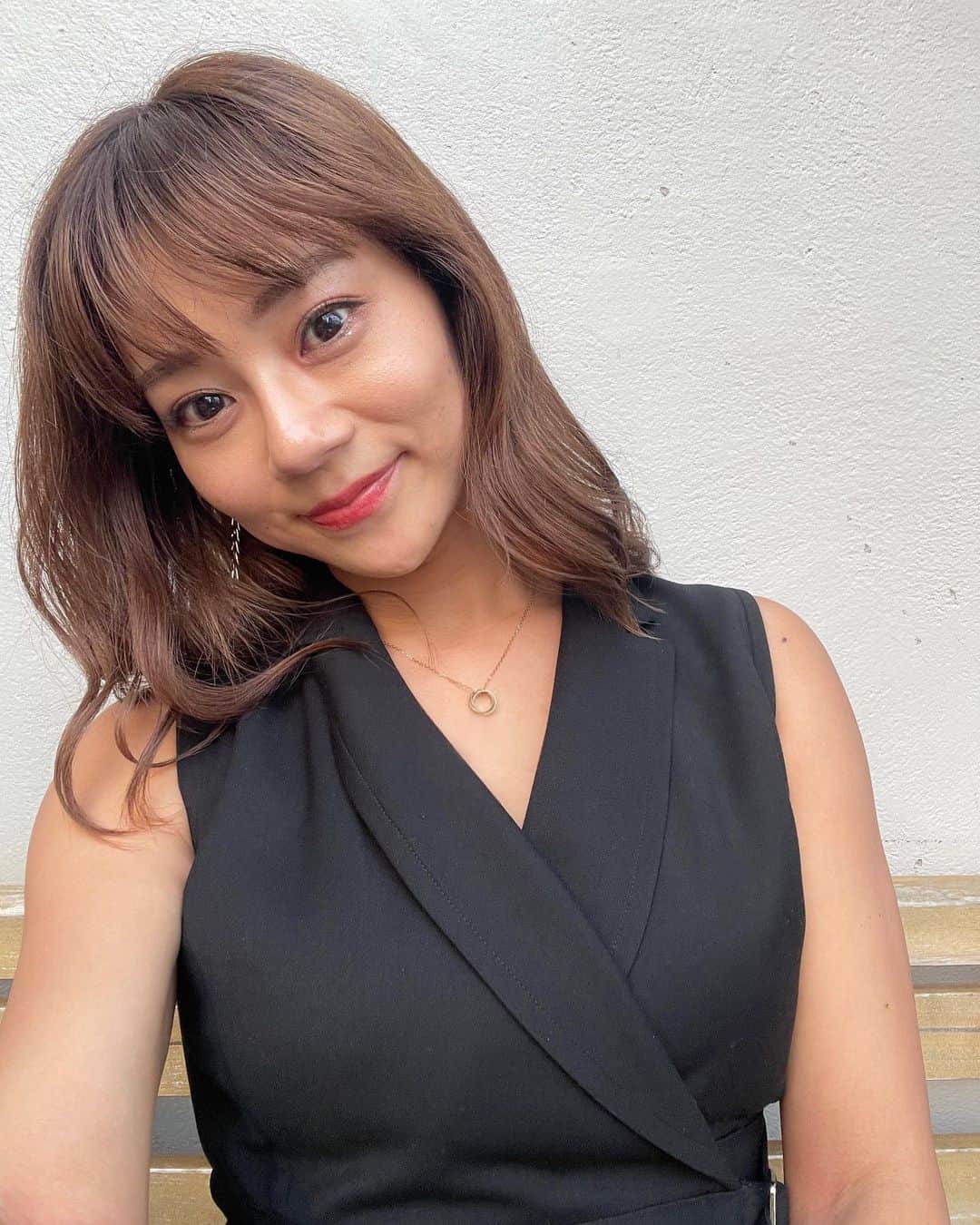 のインスタグラム：「💐❤️💒🍺 #さ私服 I went to wedding party.🫶🏼  パーティースタイル。慣れないヒールにしっかりメイクに、女の子って大変〜と思いながらも楽しい支度時間🤣🩷  幼馴染の披露宴でした☺️ 家族ぐるみでもう何十年の付き合いなんだろう笑♡ しっかりしてて、愛嬌ある、きゃわ面白い幼馴染です。 すっかり綺麗なお姉さんになって、感動でした🩵🩵  夫婦揃って、私の出るイベントに来てくれたりして🥺 可愛い2人です末長くお幸せに😍  彼女仕事で地方にいた時、ちゃっかりバイクの免許取ってて！笑　バイク女子なのです❤️ そろそろツーリングいこうね😎  そして、おくのやさんのビール行ってきたー🩵 おいしすぎ〜！フルーティーなの大好きなので 何倍でもいけちゃいそうでした😂💜 いつもポップでおしゃれなおくのやさん！ また遊び行きますねっわーい🥰🥰🥰」