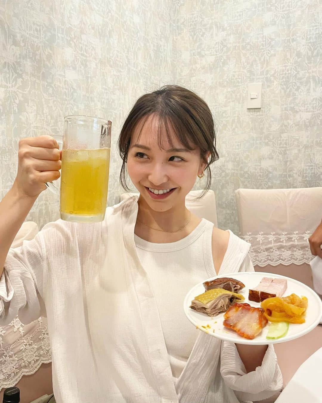 袴田彩会のインスタグラム：「アジア野球普及活動として ベトナムに行ってきました🇻🇳  初日の現地の方々との交流会！ 驚くほどの歓迎、おもてなしをしていただいて本当に感動的でした🥰 またベトナムでの様子を載せていきますね✨  ベトナムではビールに氷を入れて飲むことが よくあるそう🍺 あっさりスッキリ飲めます🤤 333(バーバーバー)ビール！  #ベトナム  #ホーチミン  #333ビール  #ベトナム野球教室  #アジア野球普及 #ベトナム野球普及」