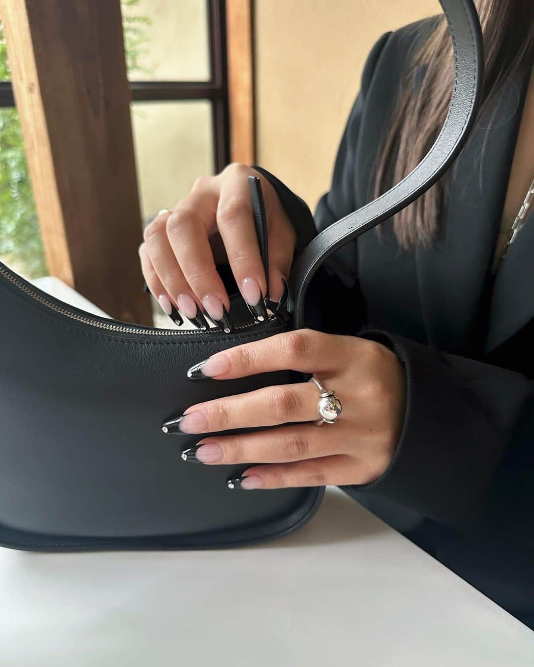 平尾優美花（ゆみちぃ）さんのインスタグラム写真 - (平尾優美花（ゆみちぃ）Instagram)「今回初めてのチタネイルに挑戦💅🏻💎 チタネイルは爪の下地で、浮き、剥がれや、ダメージから爪を守ることができるの！ @titanail.official  black系は初めてかも〜フレンチストーンでかわいい🖤 @eica_flava  ありがとうございました☺︎  #pr #titanail #チタネイル」11月6日 20時24分 - hirao_yumika