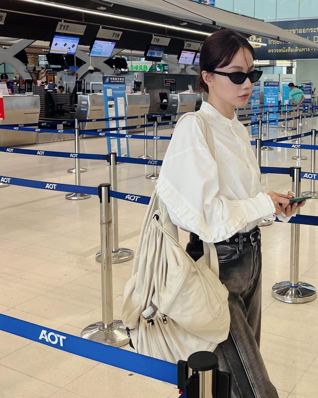 謝琦琦（Kiki）のインスタグラム：「被說上飛機穿的很不輕鬆 沒辦法啊 被穿搭照追著跑欸 都想問管理員要不要兼職攝影大哥了  上衣去年 @no.11official 出現過 今年領型變得比較親民（？）」