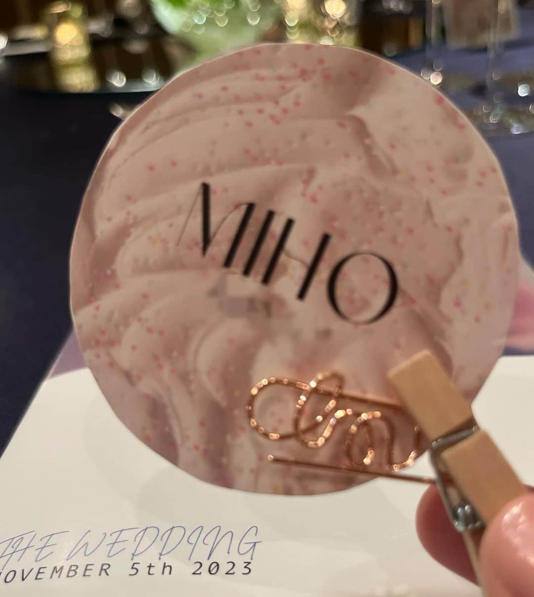 のインスタグラム：「………  ✨大切なお友達が👰‍♀️🤵‍♂️結婚しました💐✨✨  心より、おめでとう🥺✨  震えるほど綺麗な花嫁過ぎて💕終始、号泣✨  集まった人✨音楽✨お料理✨すべての空間に、愛が溢れていて、心がぽかぽか💕になる素敵な時間を過ごさせて頂きました✨  急いで帰ったら…笑顔でニッコリ👶お利口さんに待っていてくれていて🥺ホッ💕  今週末は、パパに👨色々とお願いする事や、付き合ってもらう事が多かったので、パパにも感謝🙏  さぁて、今週も頑張れそうです💕」