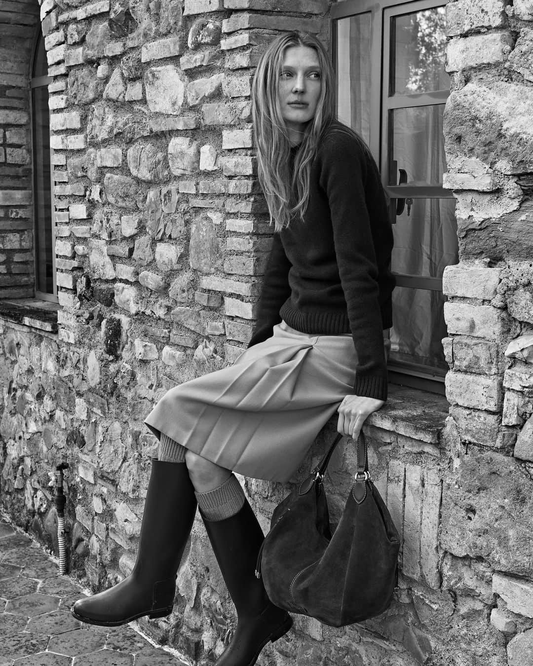 ジャンニキアリーニさんのインスタグラム写真 - (ジャンニキアリーニInstagram)「Soft suede leather, moon shape, maxi side pockets and minimal design. Violante is a handbag with a chic charm and practical attitude.  #giannichiarini #gc #ジャンニキアリーニ #fw23」11月6日 20時25分 - giannichiarini