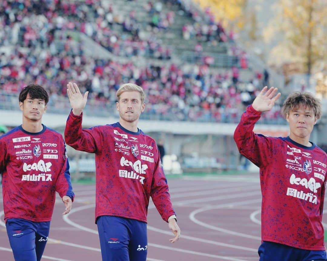 ファジアーノ岡山さんのインスタグラム写真 - (ファジアーノ岡山Instagram)「最終戦セレモニー♥️💙  🗓️𝟝𝕥𝕙 ℕ𝕠𝕧𝕖𝕞𝕓𝕖𝕣 🆚ブラウブリッツ秋田  #岡山秋田  #2023JLeague  #ファジアーノ岡山 #fagianookayama #fagiano #okayama #岡山 #🍑 #🍡 #Jリーグ #jleague #J2  #DAZN #2023 #サッカー #football  #⚽️」11月6日 20時25分 - fagianookayama