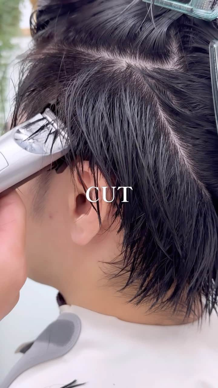 Seiichiro Kawakamiのインスタグラム：「CUT💎 . ➖➖➖➖➖➖➖➖➖➖➖➖➖➖ . 《《　ご予約　》》 【平日】10時～20時 〜【Price】〜 カット_6800円 カラー_8800円 カット＋カラー_12000円 カット＋ダブルカラー_21000円 カット＋3Dハイライト_21000円 カット＋パーマ_13000円 カット＋縮毛矯正_21000円 髪質改善トリートメント_8800円 . ➖➖➖➖➖➖➖➖➖➖➖➖➖➖ . #cut #bob #カット動画 #切 #銀座美容室」