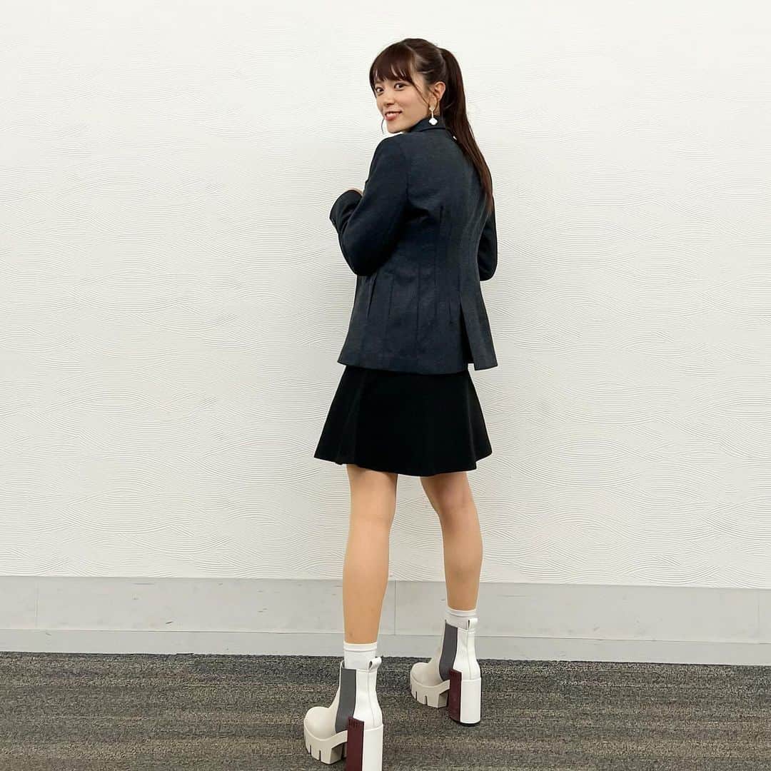 三谷紬さんのインスタグラム写真 - (三谷紬Instagram)「🖤🩶 #三谷の服 👗 形がキレイすぎるジャケット。 ウエスト部分がキレイで、 後ろ姿もスッキリしてくれるデザイン🫶 かじまりちゃんのブランドのもの🥺 どんなシーンでも活躍しそうです♡ 中はシンプルな黒のミニニットワンピース。 それにゴツくてヒールの高いブーツを合わせて👢 足を細長く見せてくれる技ありブーツです。 この靴のブランドちょっと変わった形のものが多くて それでいて履きやすくて大好き。 やっとブーツの季節が来ましたねえ🫰 * #ootd#ootn#outfit#todaysoutfit#今日のコーデ#ワンピース#onepiece#ニットワンピ#knit#ジャケット#jacket#laubeblanc#形#キレイ#細見え#ブーツ#boots#👢#衣装#テレビ朝日#アナウンサー#三谷紬」11月7日 21時00分 - mitani_tsumugi