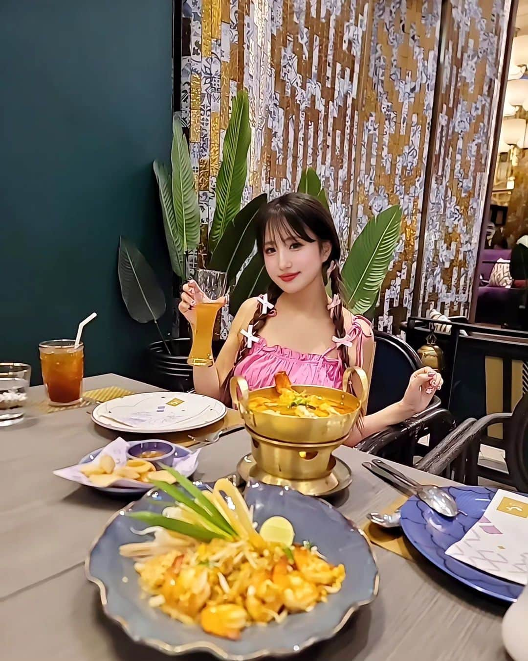 黛実希のインスタグラム：「📍Thailand🇹🇭/Bangkok  バンコク中心部の有名なセントラルワールドの7階にあるタイ料理レストラン🇹🇭🍽️ 『Nara Thai Cuisine』@narathaicuisine.th エリア真ん中のエスカレーターを上がったところにあったよ💕 私はローカル感満載の屋台とかに１人でもズカズカ乗り込むタイプなんだけど、今回は出張で私１人ではなかったのでそうゆう場所は自由時間の時に行ってきました😂  ここは商業施設の中に入ってるから本当に綺麗で、味も間違いなくて家族、友達、恋人、１人旅…の全員にオススメ出来るレストランでした🤍🍽️  私はもちろん大好きなトムヤムクンとパッタイ🦐笑  #narathaicuisine#タイ旅行#バンコク#タイ#バンコク旅行#海外#海外旅行#海外出張#タイ料理#バンコクグルメ#バンコクカフェ#バンコク観光#バンコク情報#海外旅行好きな人と繋がりたい#ひとり旅#ひとり旅女子#女子ひとり旅#Thailand#bangkok#bangkoktrip  #วันหยุด #ท่องเที่ยวไทย #ไทยเที่ยวไทย #ทะเล #ชายหาด #อร่อย #อร่อยมาก #อาหาร #อาหารไทย  #ภาษาไทย」