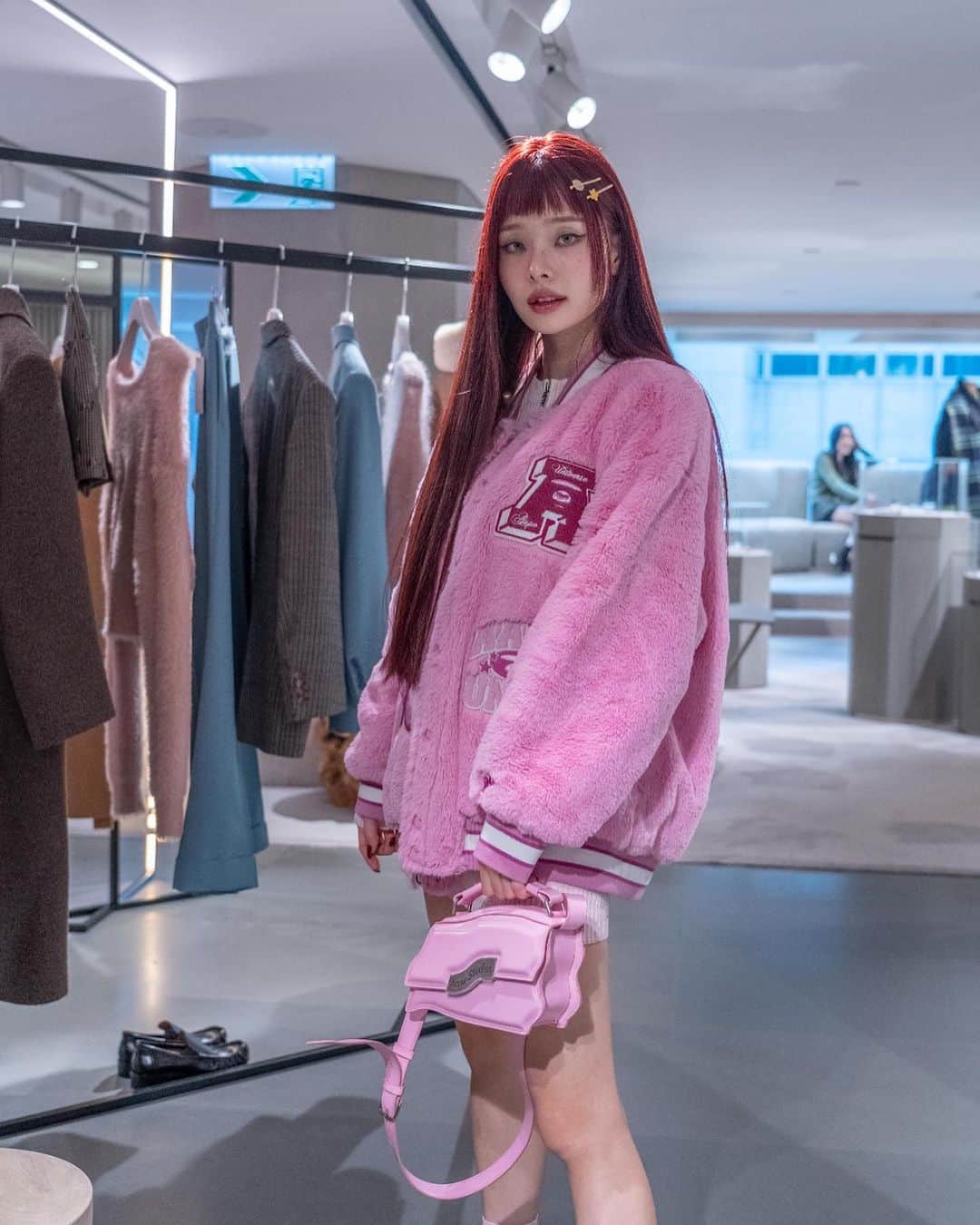 I.T IS INSPIRATIONさんのインスタグラム写真 - (I.T IS INSPIRATIONInstagram)「Thank you @dear.zia, @jaeinnhann and @hhm0519 for making a special guest appearance at the I.T Hysan One.   #ithk #iteshop」11月6日 20時39分 - ithk
