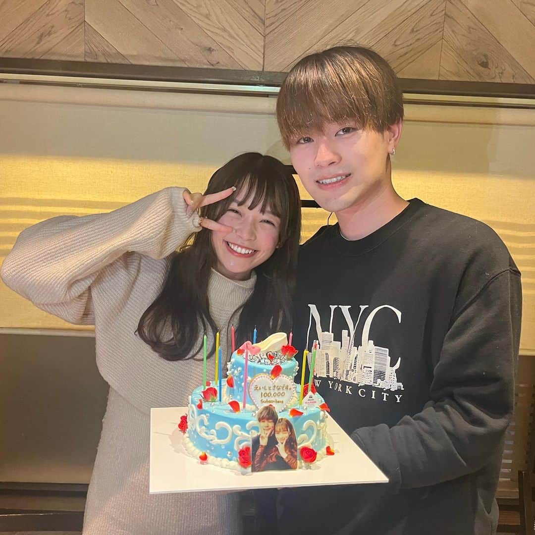 咲奈のインスタグラム：「 東京に行ったときにYouTube10万人のお祝いをしていただいた㊗️✨ 今年中にチャンネル登録者10万人という目標を達成できたのは事務所の方々、そしてみなさんのおかげです。いつもえいさなを応援していただきありがとうございます😭  これからもえいさなをよろしくお願いします🐻‍❄️🩵」