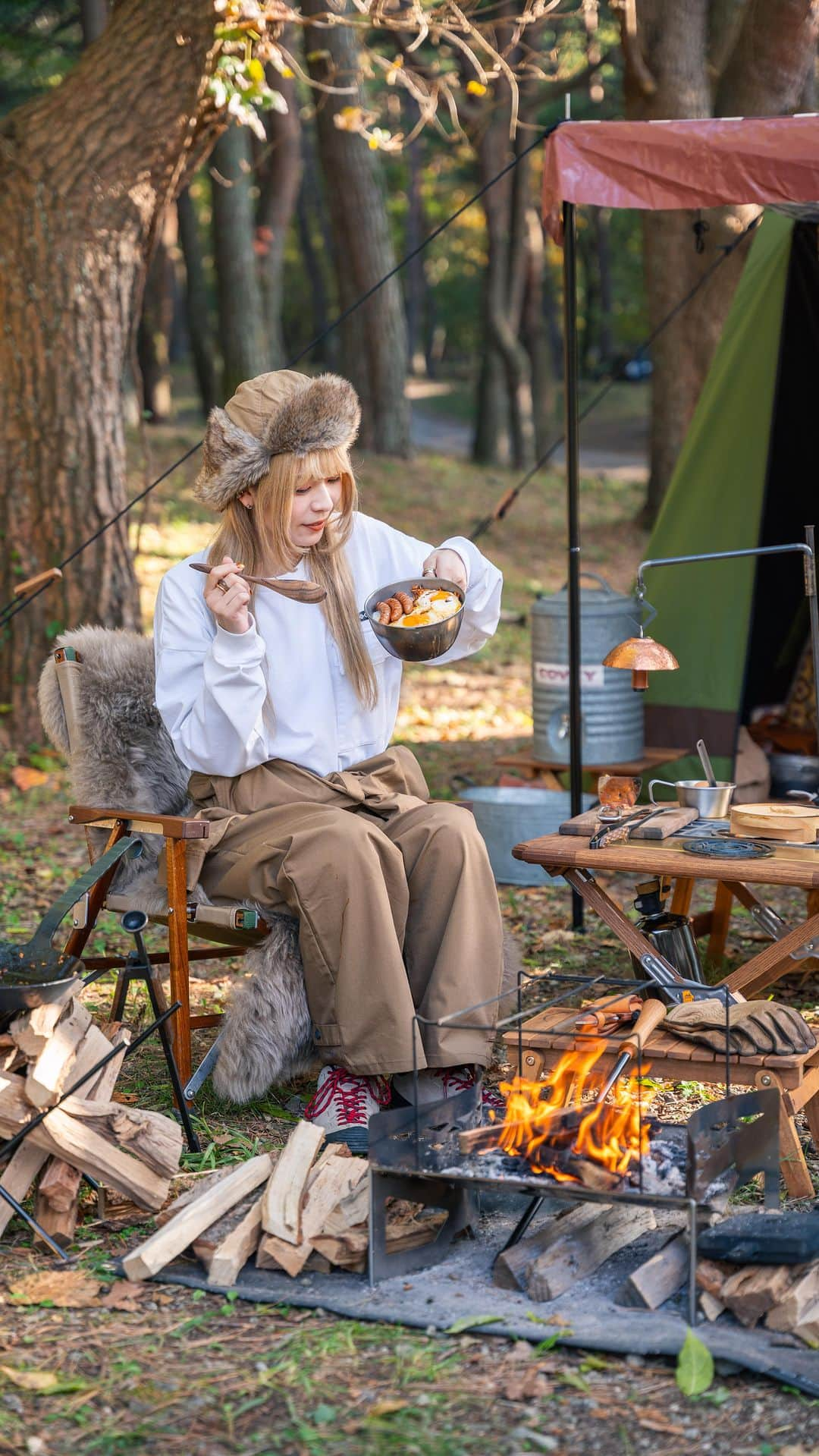 さーやんのインスタグラム：「食べるラー油で目玉焼き丼🍳レシピあり⏬ 　 一時期めちゃくちゃ流行った 食べるラー油を使って目玉焼き焼きました😋 　 ウインナーもプラスして ちょい辛な大人目玉焼き丼に🍳 　 　 ▫️材料 ・ご飯　　　　　お好み量 ・食べるラー油　大さじ2 ・卵　　　　　　2個 ・ウインナー　　3本 ・塩コショウ　　適量 ・醤油　　　　　適量 　 　 ▫️作り方 ①ご飯を炊いておく。 ②フライパンに食べるラー油を熱し 　卵を割り入れ、目玉焼きを作る。 ③切り込みを入れたウインナーも 　同じフライパンで一緒に炒める。 ④塩コショウを振りかける。 ⑤炊き立てのご飯の上に、 　目玉焼きとウインナーをのせる。 ⑥醤油をお好みでたらしたら完成✨ 　 　 ⏬その他レシピはこちらから @___saaayan___ 　 　 　 　 #キャンプ #キャンプ飯 #キャンプ料理 #キャンプ飯レシピ #キャンプご飯 #キャンプコーデ #キャンプ女子 #焚き火 #焚き火料理 #朝食レシピ #朝ごはん #アウトドア #アウトドア料理 #アウトドア女子 #簡単レシピ #レシピ #料理 #camp #camping #camplife #outdoor #outdoorlife #露營 #露營生活 #캠프닉 #캠핑」