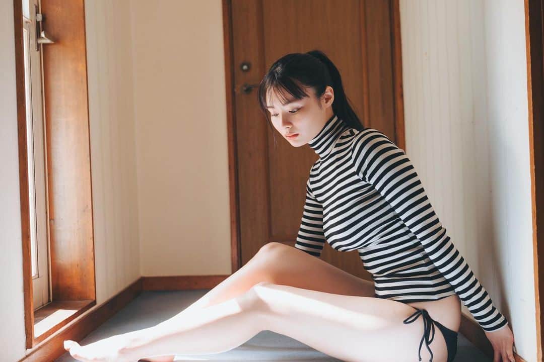 豊島心桜のインスタグラム：「改めまして、 本日私が初登場させていただいている 『週刊プレイボーイ47-48号』が発売されました！！  既にたくさんの方から買ったよ報告をいただいてとっても嬉しいです！！  このタートルネックに黒の水着が私の1番お気に入りカットです🫶🏻🫶🏻  デジタル写真集の方にまだまだお気に入りカットがたくさんあるので是非チェックしてくださいね〜！！  限定カット付きは週プレ公式のグラジャパ！版のみです📕📖  アンケートも是非よろしくお願いします！！   #週プレ」