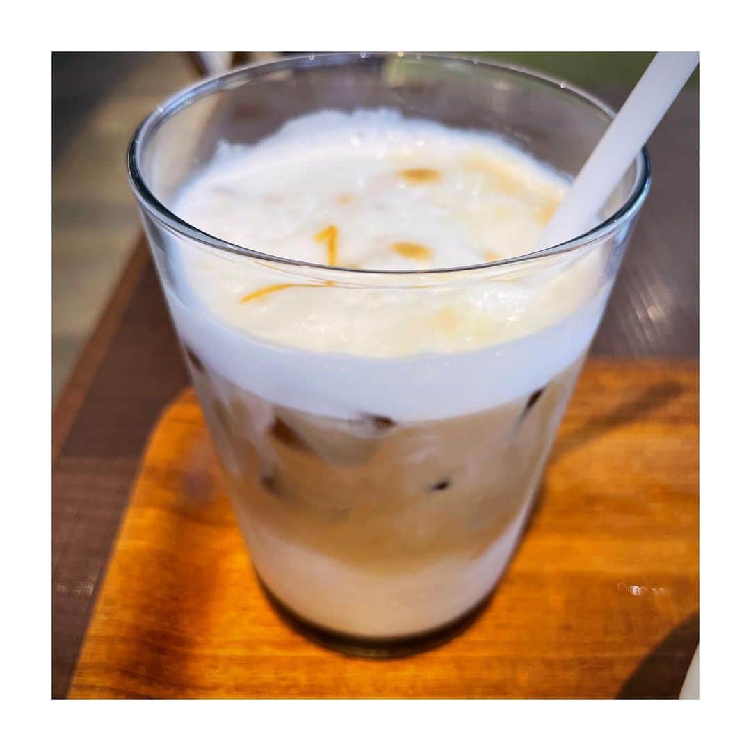 ChouChoのインスタグラム：「. 今日は11月なのに25℃越えて暖かかったね😳  暑かったのでアイス黒糖ラテ飲みつつ 新しい曲について考えてました♪ みんなはどんな感じの新曲が聴きたいかな？？ けっこう迷っているのでご意見お待ちしてます🤗 . . . #ChouCho #カフェ #黒糖ラテ」