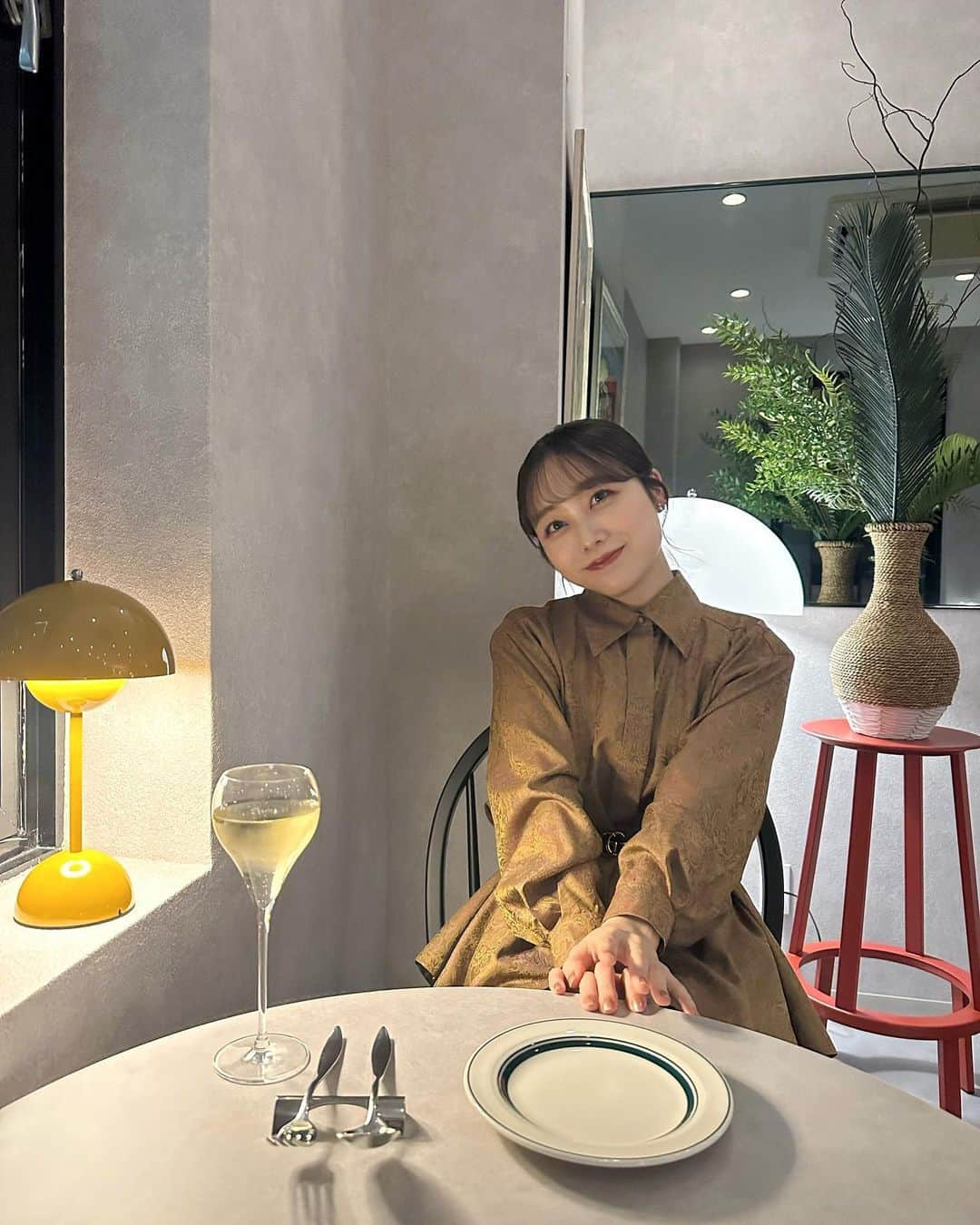 志賀可奈子さんのインスタグラム写真 - (志賀可奈子Instagram)「久しぶりに大阪でディナー🥂  どれも美味しかったです！中でもリゾットはお肉がほろほろで、口の中でとろけて感動したなぁ🧀💭  前菜盛り合わせ 季節のアヒージョ フォカッチャ 鶏もも肉のグリル 和牛&チーズのリゾット ピスタチオアイス をいただきました！  📍@gattetosaka  お店の雰囲気も落ち着いていて、 デートにも女子会にも利用できそう🕯️  ちなみにシャツはお母さんのお下がりでお気に入りです👩‍👧♡  　 . #gattetosaka#ガテオーサカ#梅田グルメ#梅田ランチ#梅田カフェ#梅田イタリアン#梅田デート#梅田おしゃれ#梅田記念日#梅田バースデー#大阪グルメ#大阪ディナー#大阪ランチ#大阪イタリアン#大阪デート#梅田ワイン#大阪ワイン#梅田観光#大阪観光#大阪旅行#大阪美食#osakafood#osakafoodie#osakagourmet#osakatravel#osakatrip#osakajapan #PR」11月6日 20時32分 - kanapan_ya