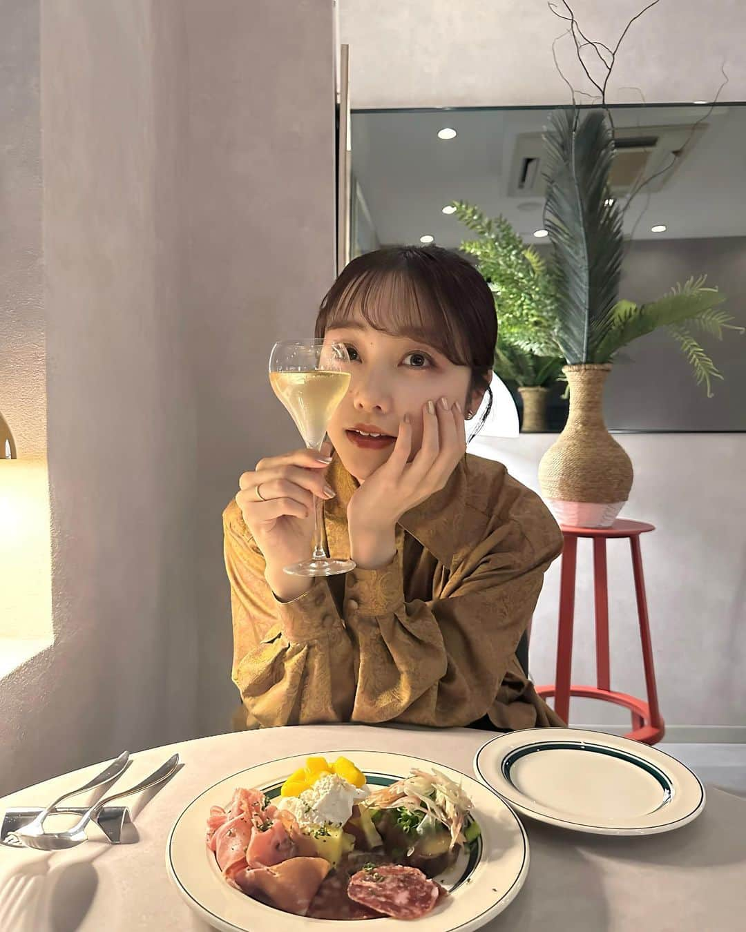 志賀可奈子さんのインスタグラム写真 - (志賀可奈子Instagram)「久しぶりに大阪でディナー🥂  どれも美味しかったです！中でもリゾットはお肉がほろほろで、口の中でとろけて感動したなぁ🧀💭  前菜盛り合わせ 季節のアヒージョ フォカッチャ 鶏もも肉のグリル 和牛&チーズのリゾット ピスタチオアイス をいただきました！  📍@gattetosaka  お店の雰囲気も落ち着いていて、 デートにも女子会にも利用できそう🕯️  ちなみにシャツはお母さんのお下がりでお気に入りです👩‍👧♡  　 . #gattetosaka#ガテオーサカ#梅田グルメ#梅田ランチ#梅田カフェ#梅田イタリアン#梅田デート#梅田おしゃれ#梅田記念日#梅田バースデー#大阪グルメ#大阪ディナー#大阪ランチ#大阪イタリアン#大阪デート#梅田ワイン#大阪ワイン#梅田観光#大阪観光#大阪旅行#大阪美食#osakafood#osakafoodie#osakagourmet#osakatravel#osakatrip#osakajapan #PR」11月6日 20時32分 - kanapan_ya